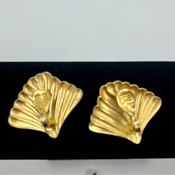 Vintage gold tone Monet clip on earrings. - Picture 7 of 8